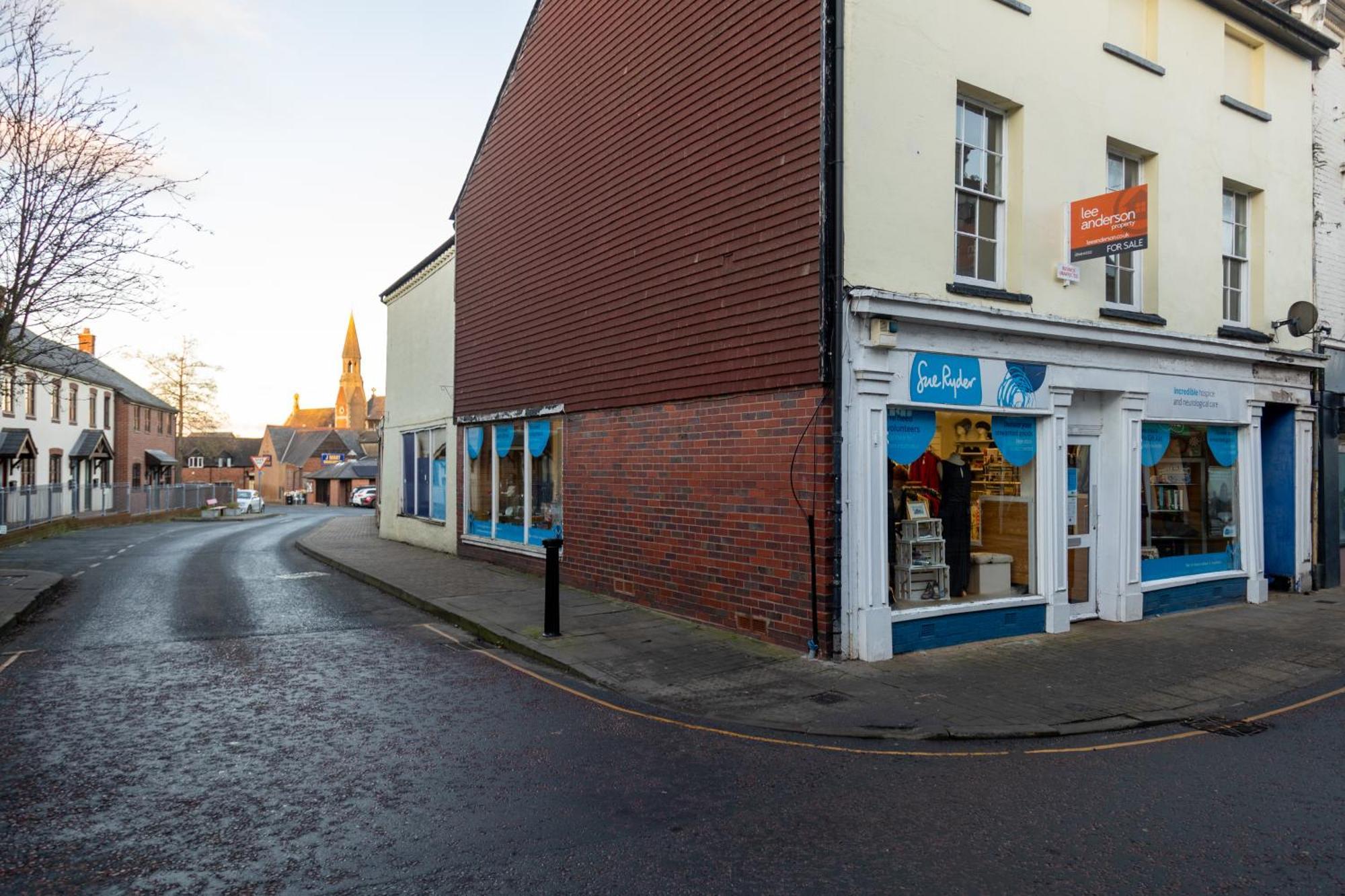 Modern Town Centre Apartment Leominster